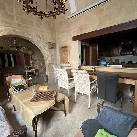 Kwatera prywatna Cozy With Queensize Bed In Historic House