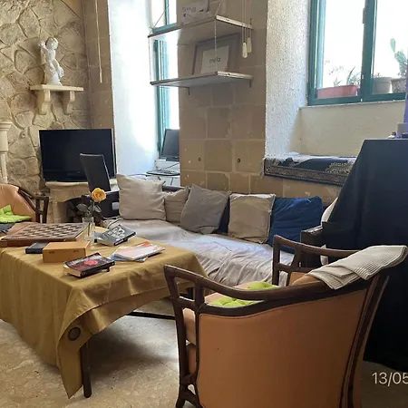Cozy With Queensize Bed In Historic House