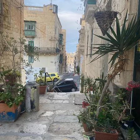 Cozy With Queensize Bed In Historic House Accommodatie bij particulieren Senglea