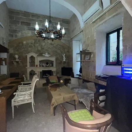 Accommodatie bij particulieren Cozy With Queensize Bed In Historic House Senglea